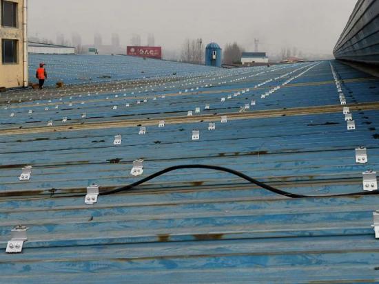 نظام تركيب الطاقة الشمسية على السقف المعدني
