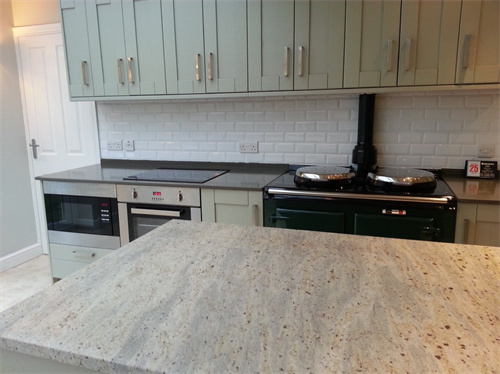 Kashimir White Granite Prefab Kitchen Countertops جزيرة الغرور
